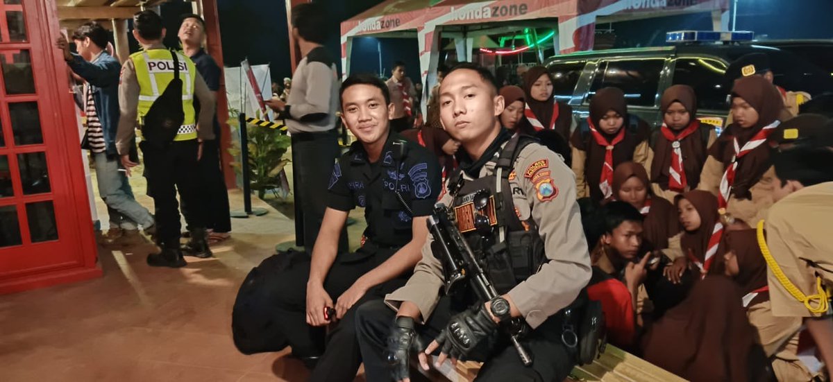 mawakresna's tweet photo. Bayangin, polisi bajingan kayak Randy dipersejatai macam ini. Perkosa pacar dan paksa gugurin kehamilan aja tega, apalagi cuma gebukin dan ngedor kepalamu. https://t.co/YE0y0hR9PW