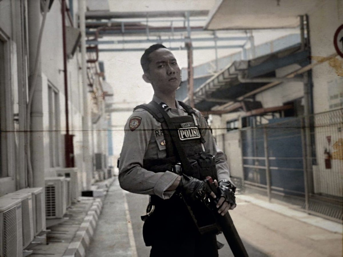 mawakresna's tweet photo. Bayangin, polisi bajingan kayak Randy dipersejatai macam ini. Perkosa pacar dan paksa gugurin kehamilan aja tega, apalagi cuma gebukin dan ngedor kepalamu. https://t.co/YE0y0hR9PW