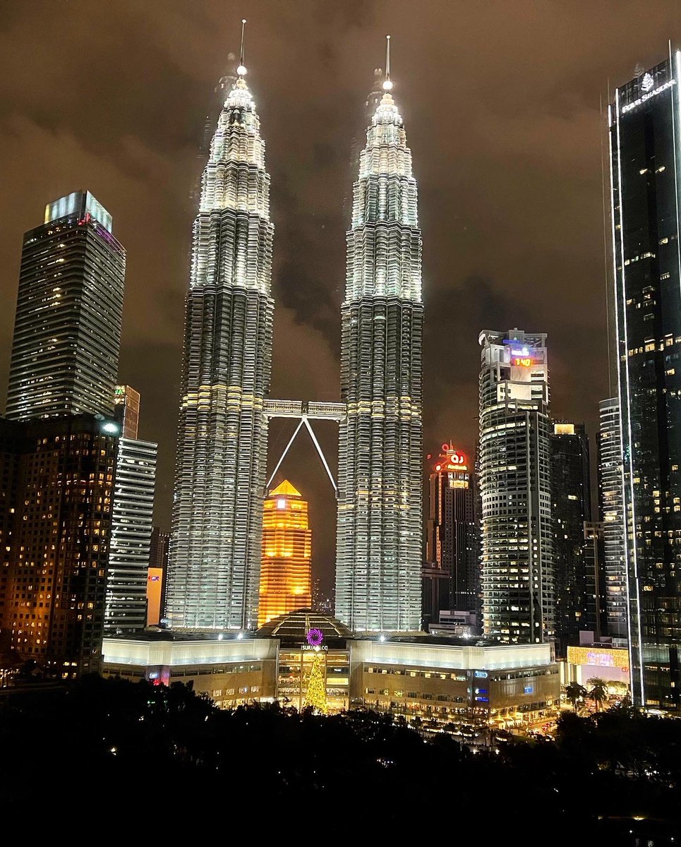azamreddy's tweet photo. Traders Hotel antara yang memberikan pemandangan tercantik utk melihat KLCC dari tingkap bilik sendiri.. servis yang terbaik serta keselesaan yg dijamin puas hati..tak cukup sehari pasti ulang lagi di lain masa nanti.. #captionberirama #cuticutimalaysia #staycation #tradershotel https://t.co/0e8KlP8loW