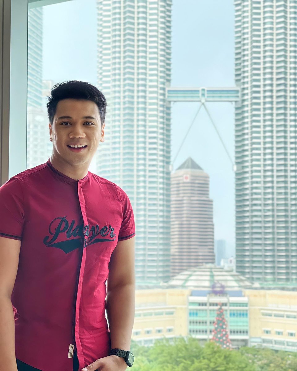 azamreddy's tweet photo. Traders Hotel antara yang memberikan pemandangan tercantik utk melihat KLCC dari tingkap bilik sendiri.. servis yang terbaik serta keselesaan yg dijamin puas hati..tak cukup sehari pasti ulang lagi di lain masa nanti.. #captionberirama #cuticutimalaysia #staycation #tradershotel https://t.co/0e8KlP8loW