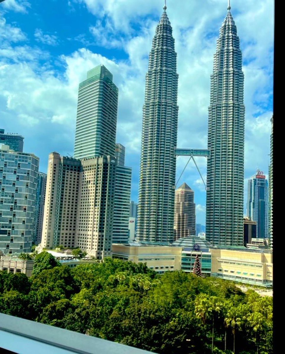 azamreddy's tweet photo. Traders Hotel antara yang memberikan pemandangan tercantik utk melihat KLCC dari tingkap bilik sendiri.. servis yang terbaik serta keselesaan yg dijamin puas hati..tak cukup sehari pasti ulang lagi di lain masa nanti.. #captionberirama #cuticutimalaysia #staycation #tradershotel https://t.co/0e8KlP8loW
