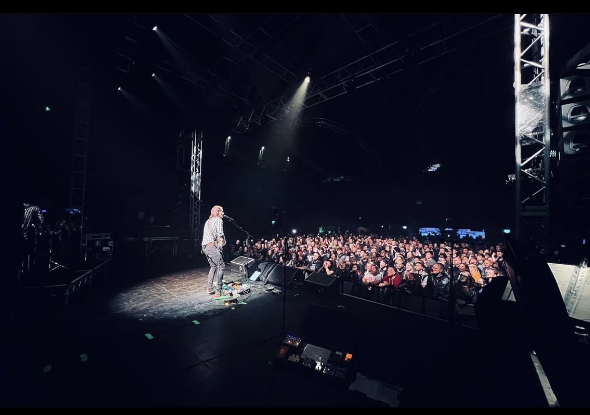 Myles on IG : “Oh how I’ve missed touring the UK. Thank you Bristol and Leeds for getting this leg of the tour off to a great start. 🇬🇧 #theidesofmarchtour @thecardinalblack 📷 @sturgemedia #PhotoBySK”