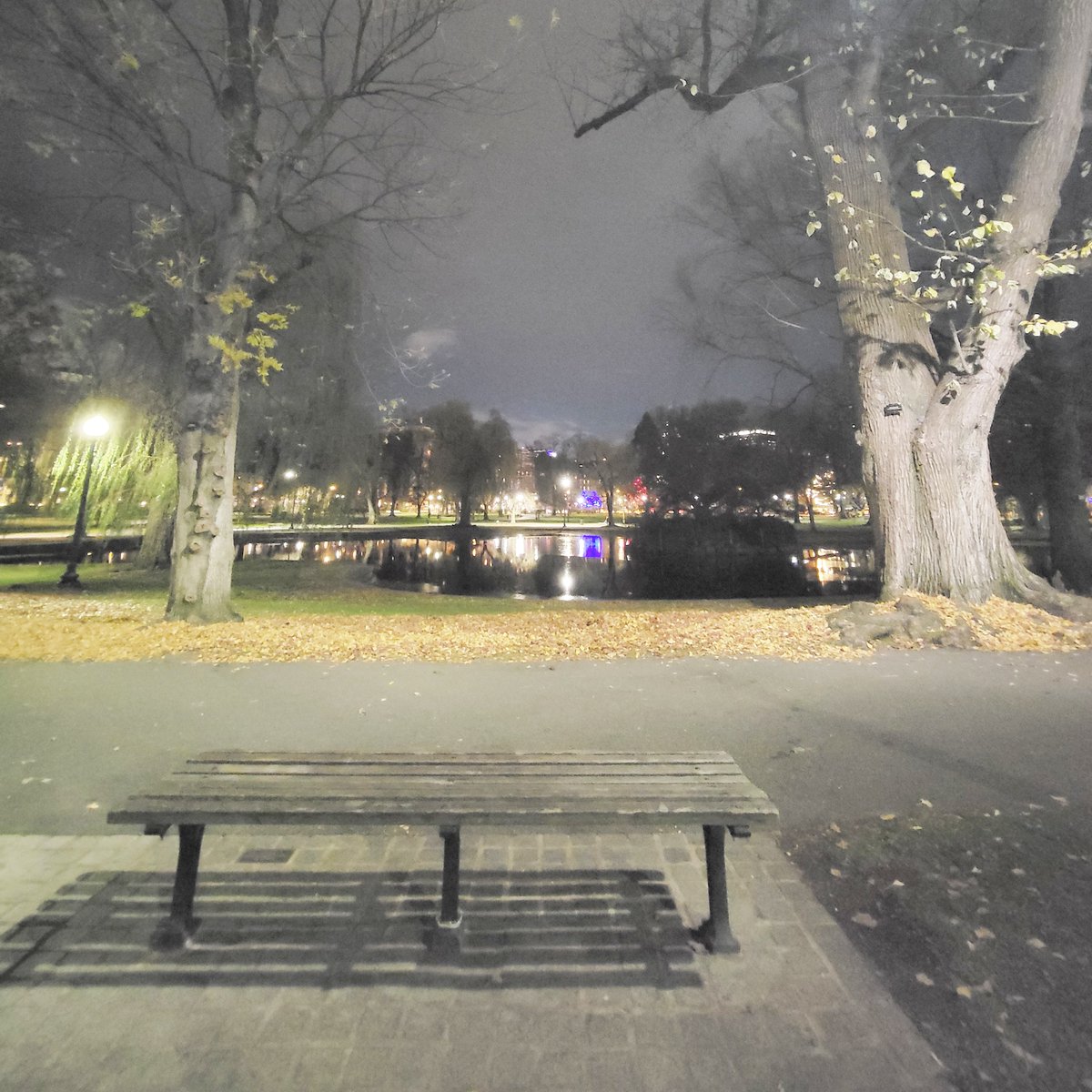 OnlyInBOS's tweet photo. Good Will Hunting was released twenty-four years ago today, starring Ben Affleck, Matt Damon, and Robin Williams.

It grossed over $225 million during its theatrical run with a $10 million budget.

It was nominated for nine Academy Awards and won two Awards.

❤ https://t.co/8dQFhkjPu4