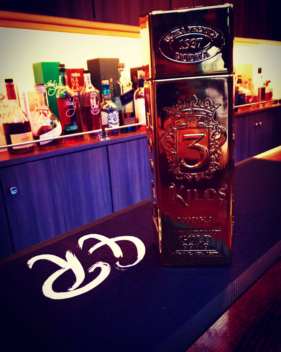 chiba4R's tweet photo. 4R本日もオープンしています😊
 ゴールドのウォッカ
『3KILOS VODKA』
かっこいい😍

#3kilos vodka
#BAR
#会員制BAR
 #会員制
 #千葉
 #経営者と繋がりたい 
 #経営者 https://t.co/Ct1CtFJUsy