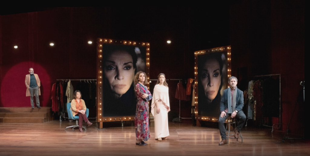 No os perdáis a #AnaBelén en el <a href="/treinavictoria/">Teatro Reina Victoria</a> protagonizando #EvaContraEva junto a un formidable elenco. Podéis leer la crónica de <a href="/arevalocarlos/">Carlos Arévalo</a> aquí: 
elcronistacultural.com/2021/12/una-sa… <a href="/OficialAnabelen/">Ana Belén</a> <a href="/VictoryAnaBelen/">Víctor y Ana</a> <a href="/_PENTACION_/">Pentación</a>