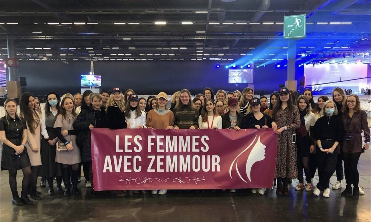 SophiaAram's tweet photo. Les dindes avec la rôtisserie. 
#ZemmourVillepinte https://t.co/MpkCLt1LHz