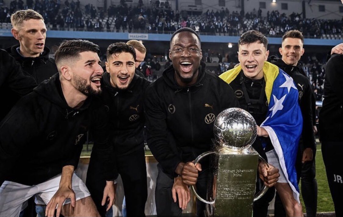 Ismael Diawara är svensk mästare 🏆
Här är en hyllningstext ifrån moderklubben. Stort grattis <a href="/Isdiawara/">Ismael Diawara</a>! #RIK laget.se/RynningeHerrla…