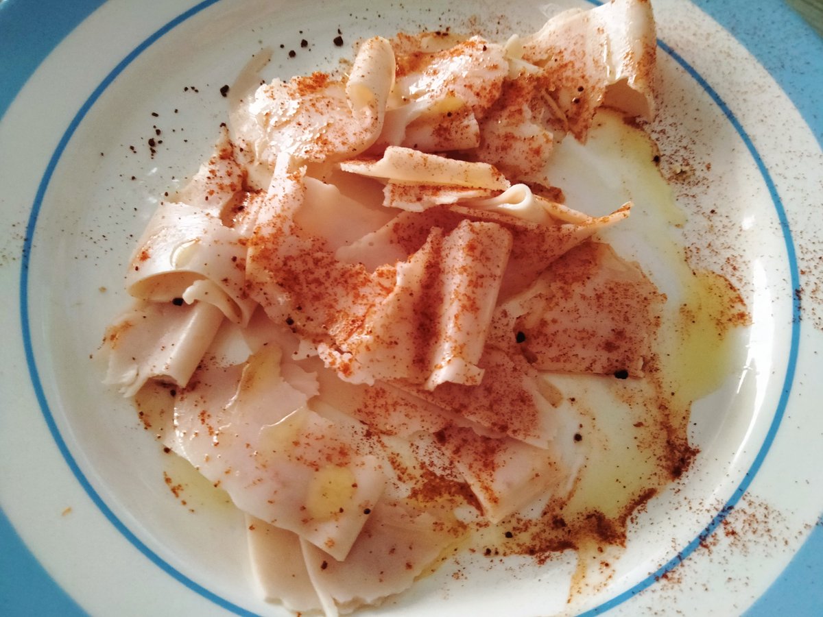 Nbarbla78's tweet photo. Cuando me apetece pulpo, y como no me lo puedo permitir, troceo pavo con un chorrito de aceite y pimentón. Y las lágrimas le dan ese toque a mar.
Síganme para más recetas. https://t.co/uGCAhRmM8B