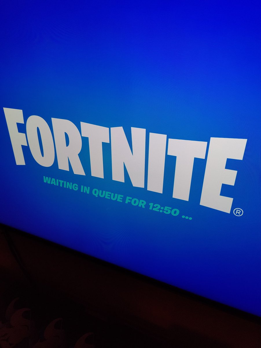 Hoantjes's tweet photo. After 1h off updating and installing... Some1 is going crazy over here! 🤪 #Fortnite @FortniteGame #newseason #FortniteChapter3 https://t.co/i9OZfDxahp