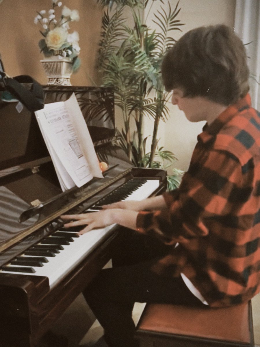 filmtubbo's tweet photo. piano man https://t.co/QSKWtBC70W