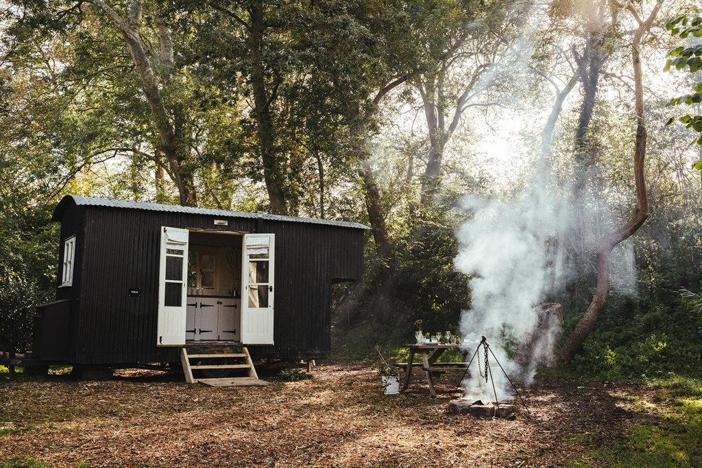 GlampinglyHQ's tweet photo. Walking. Foraging. Campfiring. Eating. Sleeping. Repeating. Places like this are built for a sort of countryside hibernation, ideal for this time of year. Last bit of availability this month: https://t.co/x3fbdmAQRr

#sussex #glamping #winter https://t.co/ZPLJjNGICY