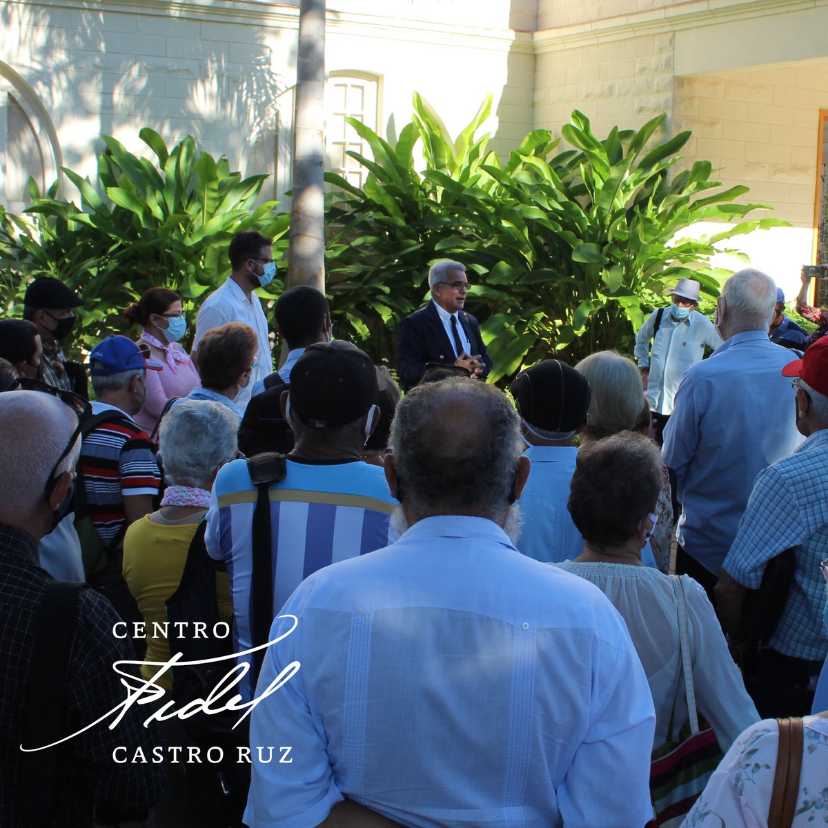 centrofidel's tweet photo. #Fidel:"Tenemos que saber mucho de la historia de #Cuba por una cuestión de identidad, para que nos sepamos valorar a nosotros mismos, para que nuestro pueblo se valore a sí mismo".
Recibe hoy el #CentroFidelCastroRuz a miembros del Consejo Nacional de Historiadores de Cuba. https://t.co/b5jbIvkqWN