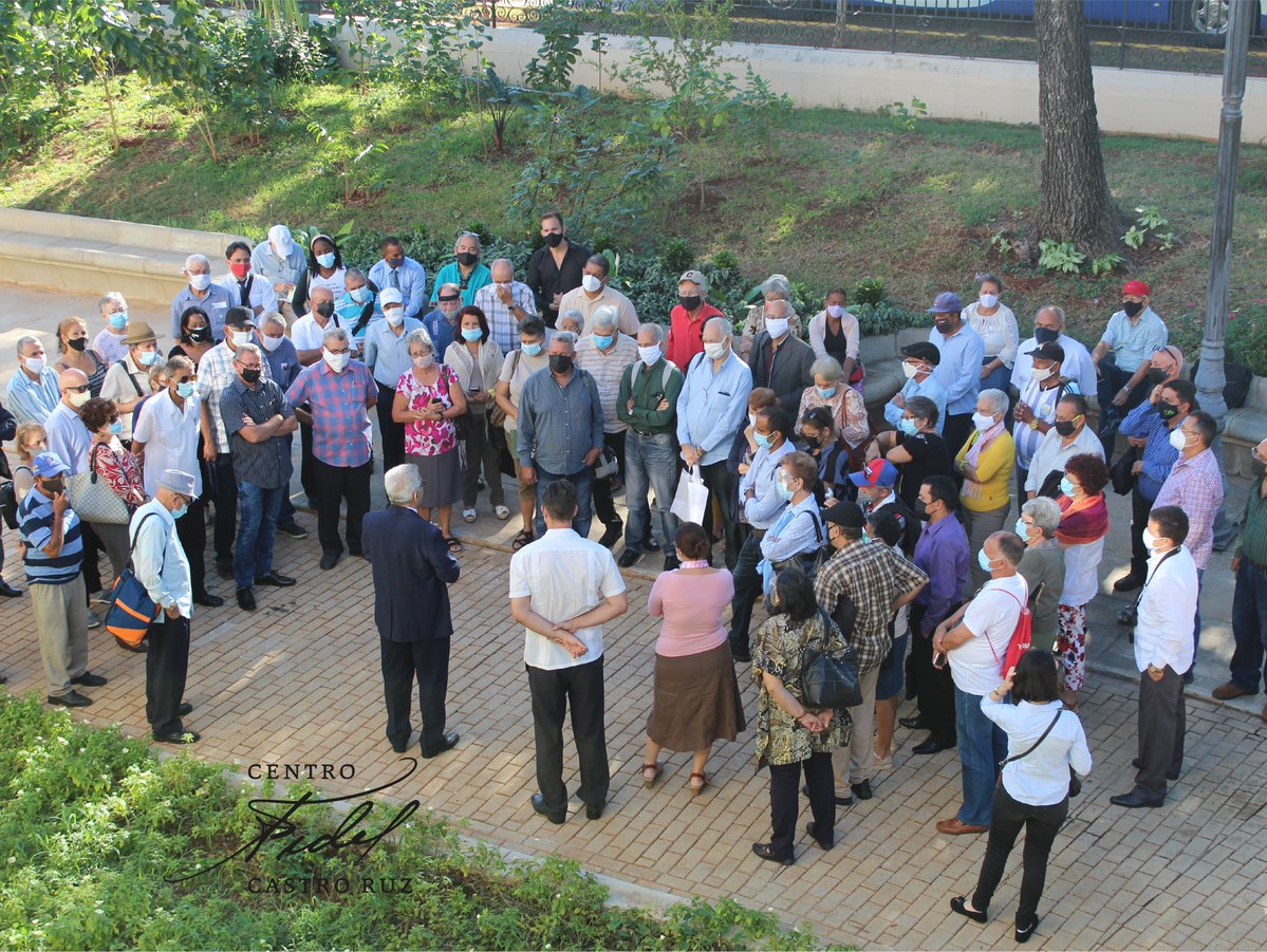 #Fidel:"Tenemos que saber mucho de la historia de #Cuba por una cuestión de identidad, para que nos sepamos valorar a nosotros mismos, para que nuestro pueblo se valore a sí mismo".
Recibe hoy el #CentroFidelCastroRuz a miembros del Consejo Nacional de Historiadores de Cuba.