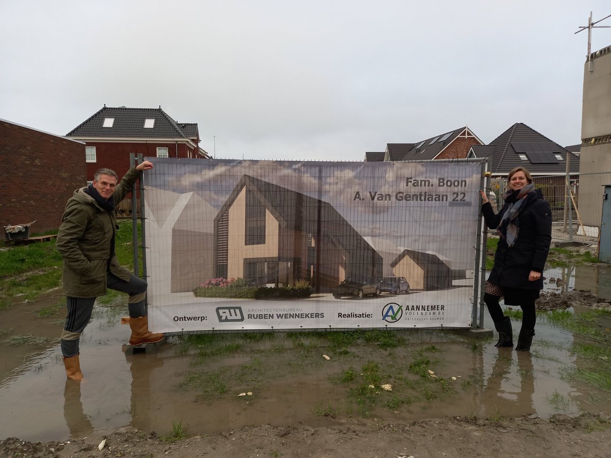 mariusboon's tweet photo. Nog n paar weekjes en dan gaan we beginnen! Zin in! Nu alvast het bouwbord geplaatst. #buildingyourdream https://t.co/rQ0ESEoLwq
