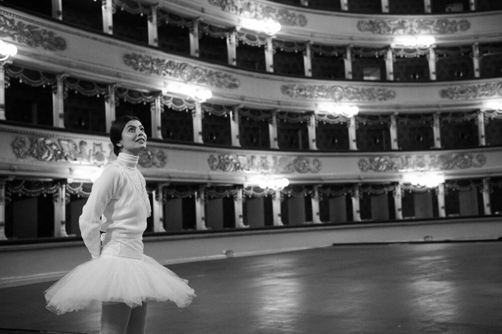 IngegnerCarla's tweet photo. LE PAROLE DELLA SERATA - Edizione #Carla
- L'Abbraccio in America❤
- "I fiori non sono per lei"🌸
- "Espulsa dalla Scala"🔥
BonusA: #MagazzinoOnFire
BonusB: #PalcoReale
BonusC: #SpillaSullAbitoBianco
#CarlaIlFilm
#LeParoleDellaSerata
#AlessandraMastronardi
#ProbablyLastTime https://t.co/9c7VjiO5Vj