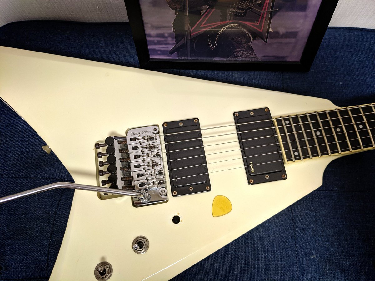 My Guitar No.01 : Edwards RV
EMG81 and EMG85
Switch is Killswich and Pickup select
Froydrose

Modify completed
Woke up from a long sleep.
The next recording will use this guitar.