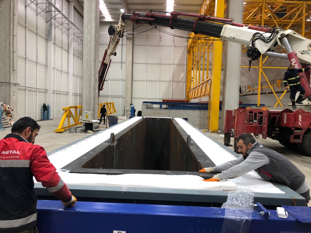 ANIMETAL5's tweet photo. "Azra Galvaniz, İzmir Turkey"👍… "13,0 x 1,6 x 3,6m"👍… Galvanizing Kettle Placement has been finalized👏…Furnace start up is coming soon✌️…
#ANImetal #WPilling #Galvanizingkettle #hotdipgalvanizing https://t.co/QSiNi2uaeL