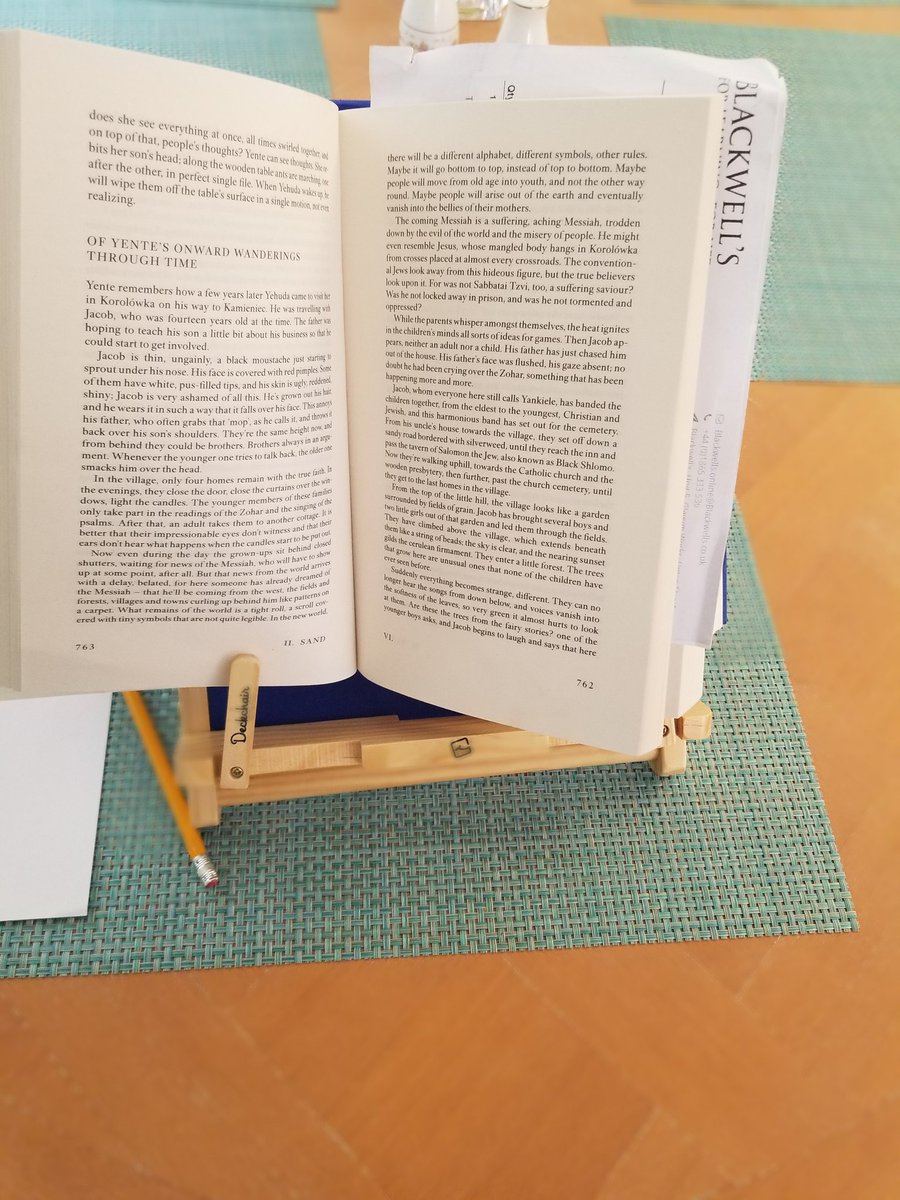 ReemK10's tweet image. Okay, so this clearly doesn't work for #booktwitter books.
#bookchair  👎