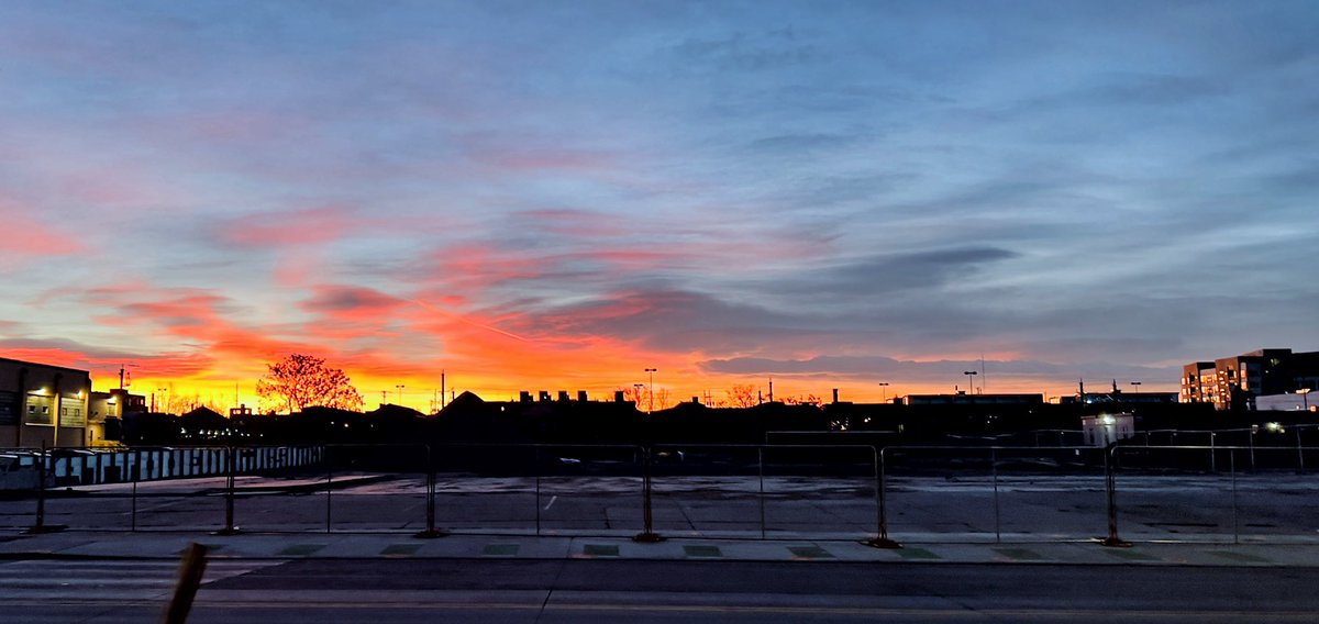 MikeVale2's tweet photo. #sunrise #dawn #Colorado #ColoradoMornings #Denver #Photo #morning #photography #clouds #sky #landscape https://t.co/2H3rlx45DJ