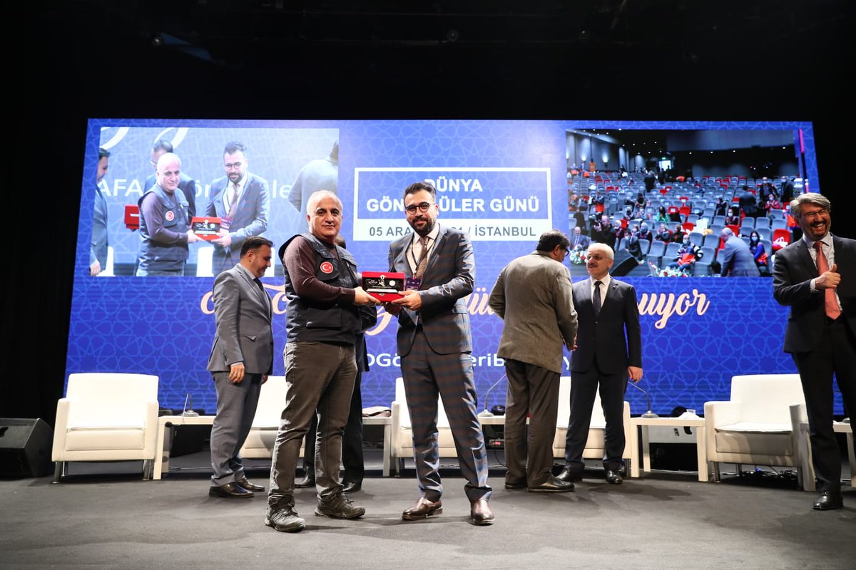 AFAD'ın düzenlediği 5 Aralık Dünya Gönüllüler Günü etkinliğinde davetli konuşmacı olarak gönüllülerle buluştuk, gönüllülüğü ele aldık. 
Bu süreçte emeği geçen herkese gönülden teşekkür ederim. 
<a href="/AFAD_gonullu/">AFAD Gönüllülük Sistemi</a> <a href="/AFADBaskanlik/">AFAD</a> <a href="/TC_istanbul/">TC İstanbul Valiliği</a>