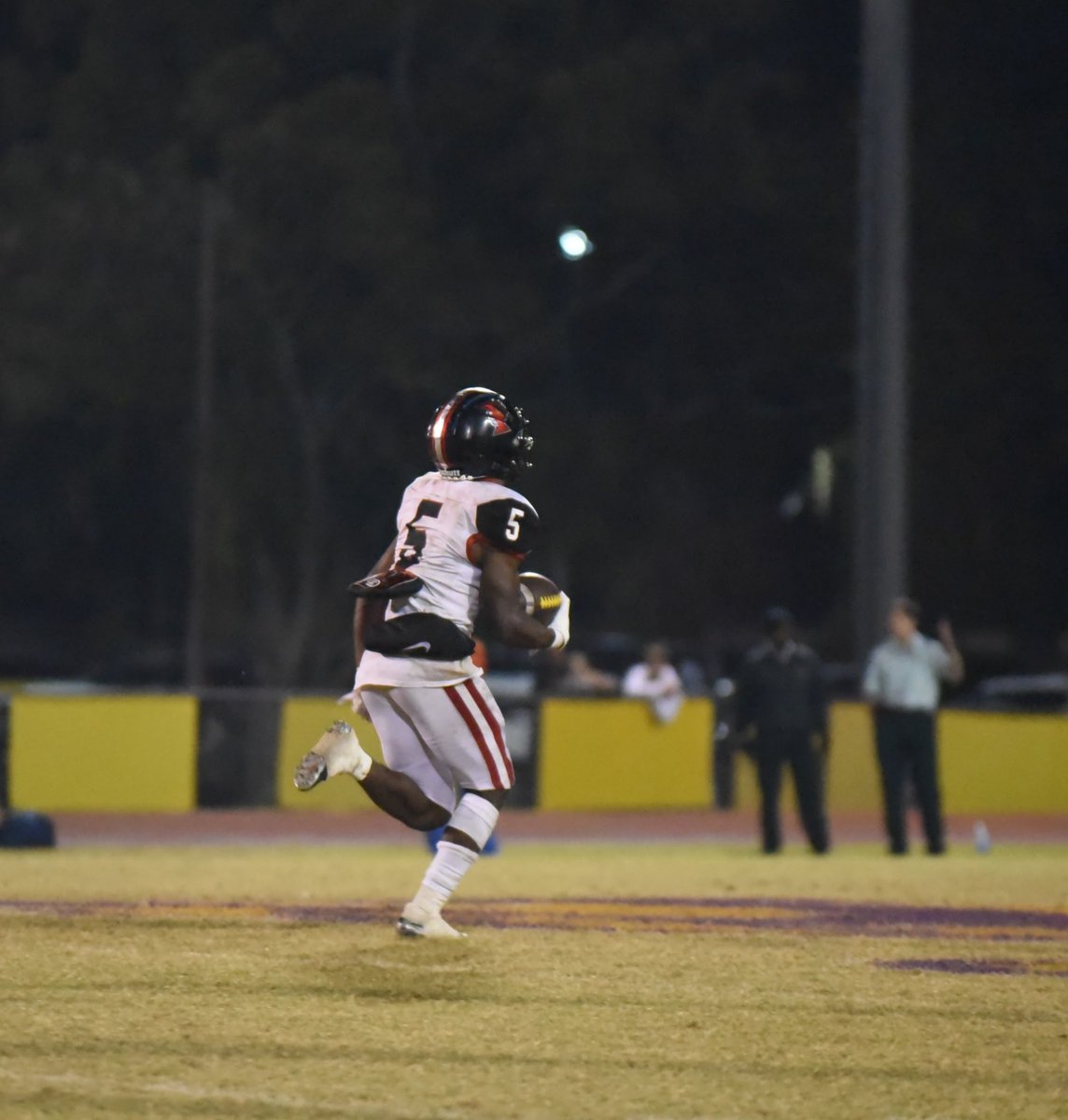 ParkwayFootball's tweet photo. 2021 District 1-5A MVP

#5 Rontavious Richmond

Ron had a 1,000/1,000 season.

179 Attempts / 1,3111 Yards / 14 TD
71 Receptions / 1,004 Yards / 12 TD

He averaged 301 yards per game in 3 playoff games vs ASH, Shreve, and Acadiana. 

Read more about his record breaking year below https://t.co/ltgTPInSpa