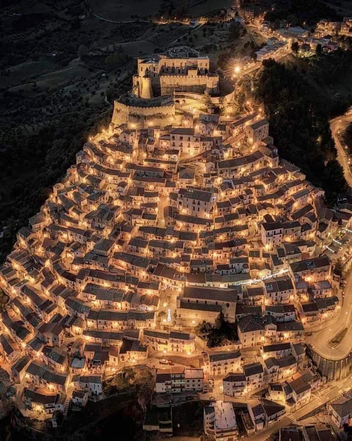 Le village de rocca impériale en calabre. ITALIE.