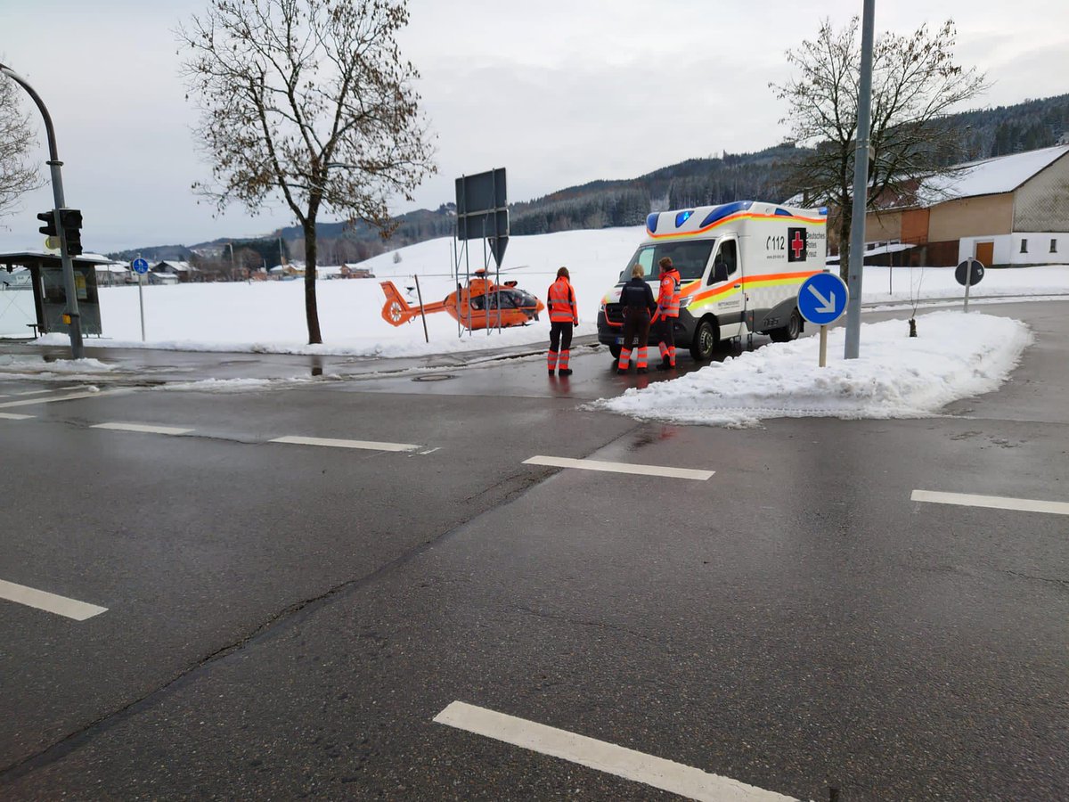Stichwort: THL 1 - klein, Verkehrslenkung/VU mit Pkw

Fahrzeuge: LF 10 + MZF

Kameraden: 17

Heute Vormittag wurden wir auf die B12 nach Hofen zu einem schweren Verkehrsunfall gerufen

Ein mit 2 Insassen besetzter Pkw, kam leicht von der Straße ab und

ffw-kleinweiler.org/einsatz-feuerw…