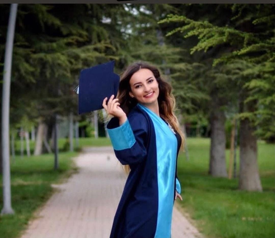 Gönüllümüz Şeyma, 2 yıl önce yakalandığı beyin tümörünü atlatmıştı. 3 ay önce tekrar nükseden beyin tümörü nedeniyle dün gece hayatını kaybettiğini üzüntüyle öğrendik. Ahbaplar olarak tüm sevenlerine baş sağlığı diliyoruz. Huzurla uyu Şeyma.💚