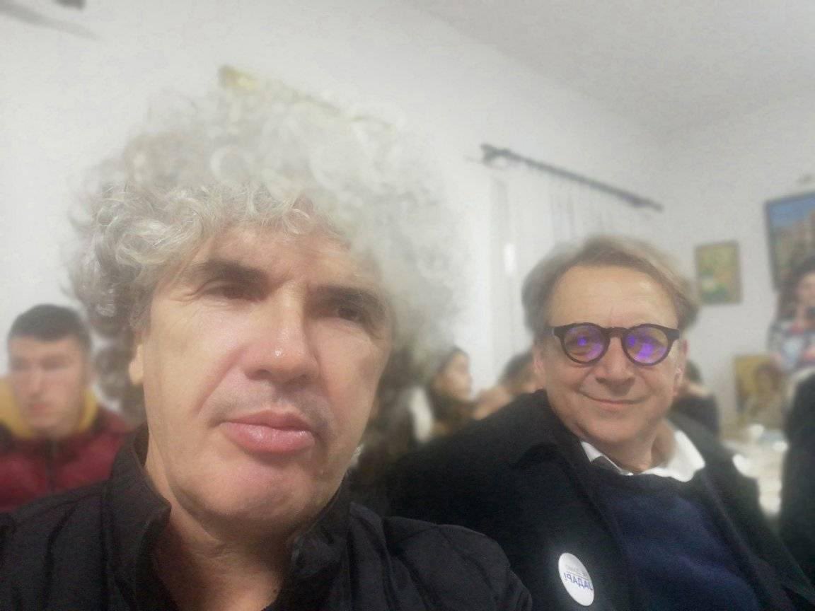 ImVojo's tweet photo. Dan posle: U Gornjim Nedeljicama sa svojim narodom su Ceca Bojković, Vesna Čipčić, Gorica Popović, Tika Stanić, Dragan Mićanović.

Bravo ljudi i hvala vam! https://t.co/I6YnLAvM6J