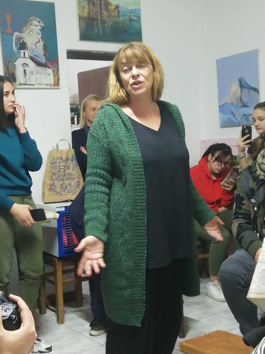 ImVojo's tweet photo. Dan posle: U Gornjim Nedeljicama sa svojim narodom su Ceca Bojković, Vesna Čipčić, Gorica Popović, Tika Stanić, Dragan Mićanović.

Bravo ljudi i hvala vam! https://t.co/I6YnLAvM6J