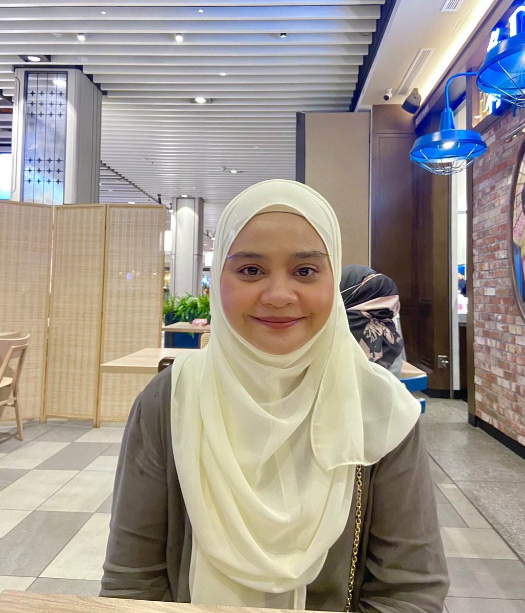 EmmaElmoo's tweet photo. My first trial wearing bright shawl. Sesuai tak dengan Emma? 👀

I ada ikut tips @jiaohjia untuk pakai blusher yang color sweet-sweet je, so I pilih untuk pakai Lorelei as my blusher 🥰💗 https://t.co/ush8R7MmJF