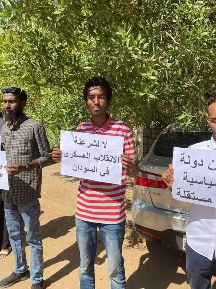 blackboy's tweet photo. من الوقفة الإحتجاجية أمام مقر سفارات السعودية والإمارات تنديدًا بالتدخل الخارجي في شؤون السودان الداخلية، و دعمهم لـ الانقلابيين..
#مليونية6ديسمبر
#لاتفاوض_لا_شراكة_لامساومة
#يسقط_حكم_العسكر
#الردة_مستحيلة https://t.co/iLQUGwoUdz