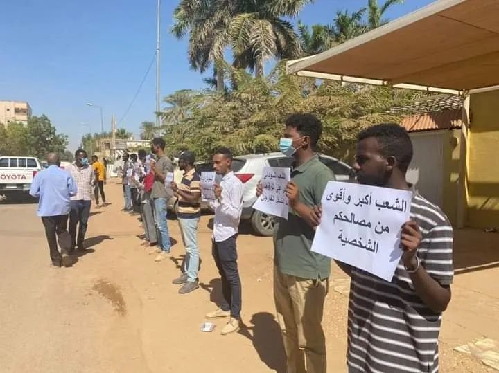 blackboy's tweet photo. من الوقفة الإحتجاجية أمام مقر سفارات السعودية والإمارات تنديدًا بالتدخل الخارجي في شؤون السودان الداخلية، و دعمهم لـ الانقلابيين..
#مليونية6ديسمبر
#لاتفاوض_لا_شراكة_لامساومة
#يسقط_حكم_العسكر
#الردة_مستحيلة https://t.co/iLQUGwoUdz