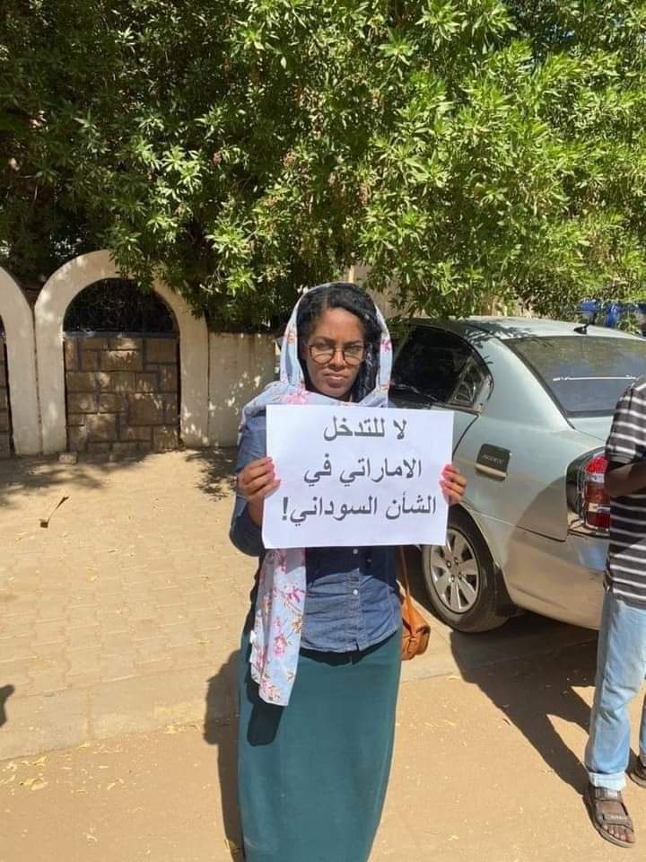 blackboy's tweet photo. من الوقفة الإحتجاجية أمام مقر سفارات السعودية والإمارات تنديدًا بالتدخل الخارجي في شؤون السودان الداخلية، و دعمهم لـ الانقلابيين..
#مليونية6ديسمبر
#لاتفاوض_لا_شراكة_لامساومة
#يسقط_حكم_العسكر
#الردة_مستحيلة https://t.co/iLQUGwoUdz