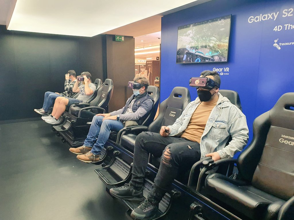 SamsungEspana's tweet photo. Si estás por Madrid este finde tenemos PLANAZO 🎟 para ti.
Abrimos de nuevo nuestros espacios de experiencias VR 🥽 y de entretenimiento tecnológico en #SamsungStoreCallao 😉
¡No te lo pierdas! 🎮
El parque de atracciones chiquito en el centro de Madrid 😁🎡🎢 https://t.co/DbVD2xtRye
