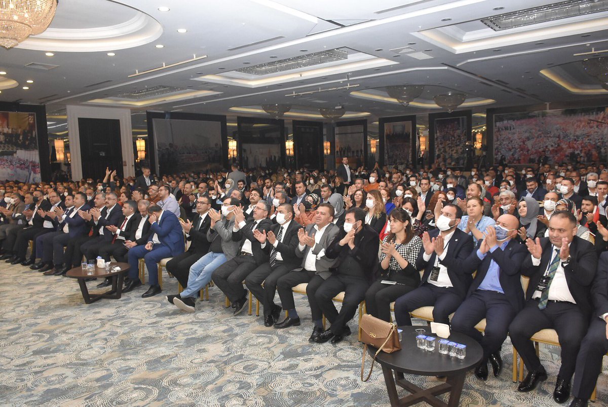 ZlSebnem's tweet photo. Sağlık-Sen Türkiye Buluşması...
Biz sağlık çalışanlarını bölecek tüm uygulamaları reddediyoruz. Sağlık çalışanları arasına fitne tohumları ekilmesine müsaade etmeyeceğiz.
#HekimiHemşiresiHizmetlisiTeknisyenileBizBüyükBirAileyiz
#SağlıkSen https://t.co/NC7J9P1Km5