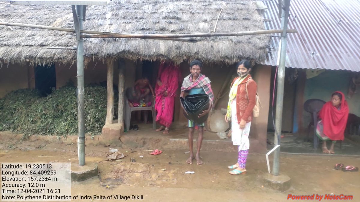 Tdrdigapahandi's tweet photo. As per instruction of the @Ganjam_Admin Tahasildar Digapahandi &amp; their team visited to observe the situation of heavy rainfall effected area and distribute polythene to the effected families of "Dakili " village under digapahandi Tahasil. @rdmodisha @sdmbam , @bdo_digapahandi @ https://t.co/GEyPZuQMyR