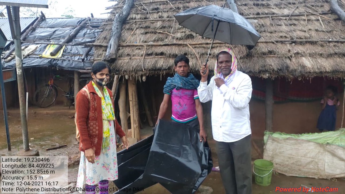 Tdrdigapahandi's tweet photo. As per instruction of the @Ganjam_Admin Tahasildar Digapahandi &amp; their team visited to observe the situation of heavy rainfall effected area and distribute polythene to the effected families of "Dakili " village under digapahandi Tahasil. @rdmodisha @sdmbam , @bdo_digapahandi @ https://t.co/GEyPZuQMyR