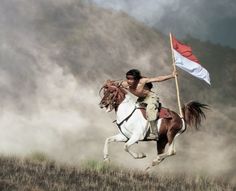 PAKSA DIA PULANG
.
.
.

Kupikir, dia hanya cendawan. Tumbuh dalam ramai menjawab panggilan hujan dan hanya akan berumur 1 hingga 2 hari saja.

Bukan!