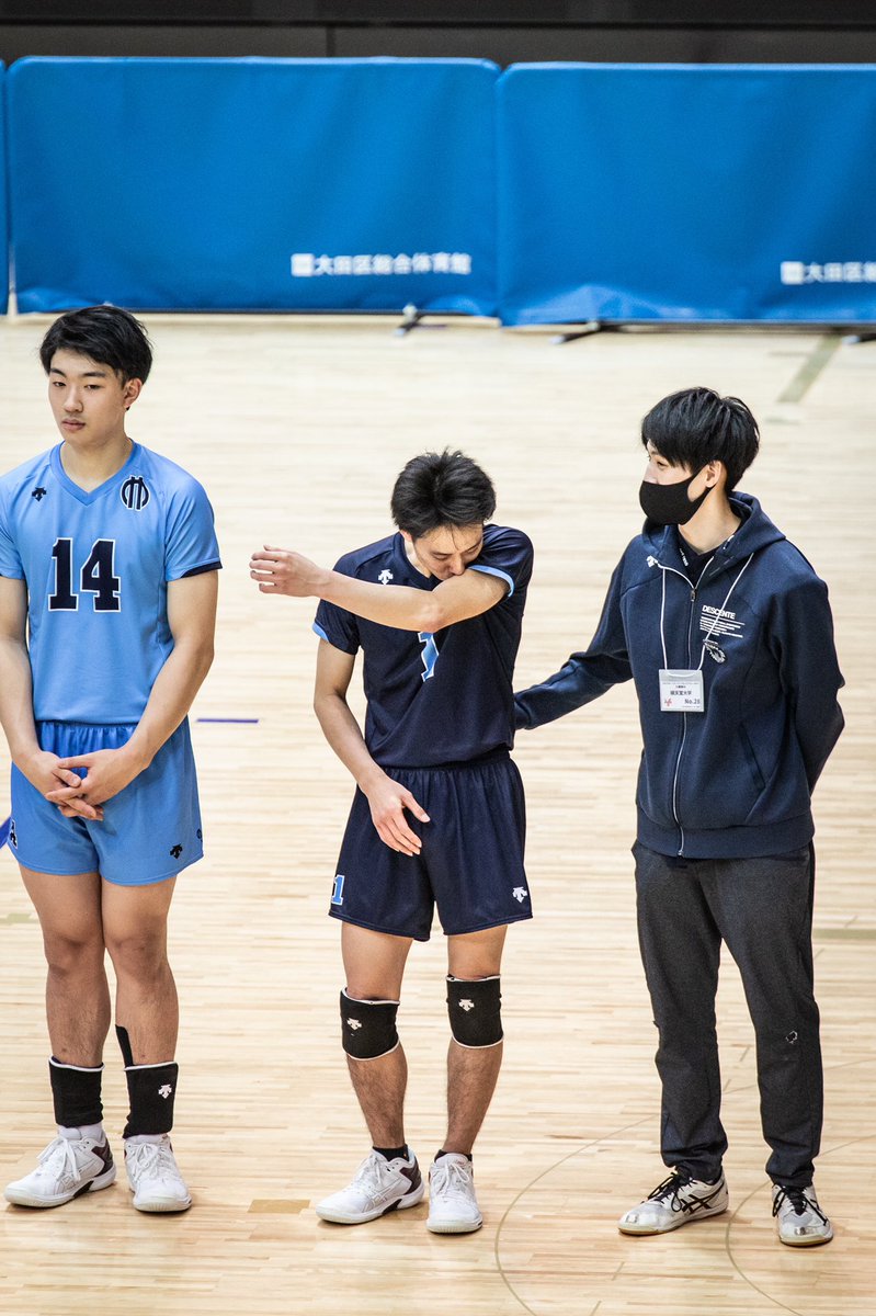 __vbf_b09__'s tweet photo. 試合に負けてしばらくは涙出なかったのに、最後にみんなにメダルかけるときに泣いてた高橋くん。その涙につられるように泣き始めた順大のみんなを見てめちゃくちゃ泣いてしまった…。
多くの強豪を倒してここまでたどり着いたみんなは最後までとてもかっこよかった。

#順天堂大学 
#高橋和幸 選手 https://t.co/uGKJ774ZKD