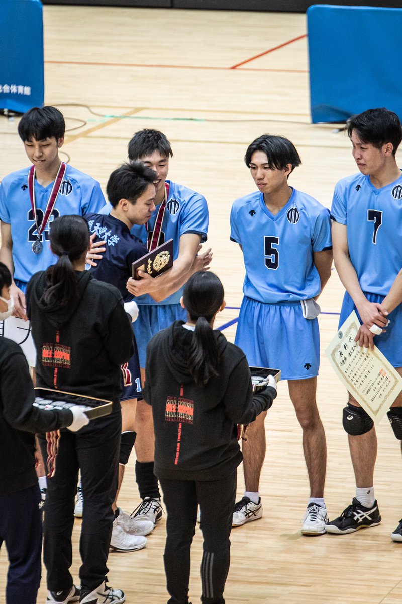 __vbf_b09__'s tweet photo. 試合に負けてしばらくは涙出なかったのに、最後にみんなにメダルかけるときに泣いてた高橋くん。その涙につられるように泣き始めた順大のみんなを見てめちゃくちゃ泣いてしまった…。
多くの強豪を倒してここまでたどり着いたみんなは最後までとてもかっこよかった。

#順天堂大学 
#高橋和幸 選手 https://t.co/uGKJ774ZKD