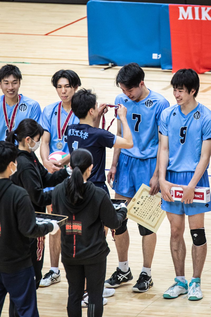 __vbf_b09__'s tweet photo. 試合に負けてしばらくは涙出なかったのに、最後にみんなにメダルかけるときに泣いてた高橋くん。その涙につられるように泣き始めた順大のみんなを見てめちゃくちゃ泣いてしまった…。
多くの強豪を倒してここまでたどり着いたみんなは最後までとてもかっこよかった。

#順天堂大学 
#高橋和幸 選手 https://t.co/uGKJ774ZKD