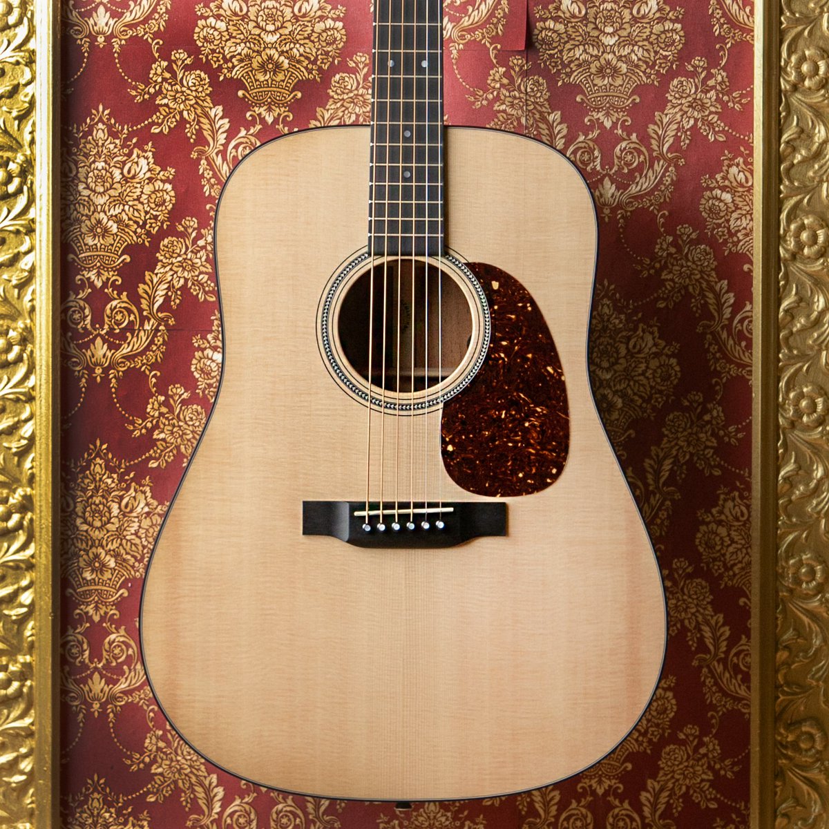 musicdistrib's tweet image. La @MartinGuitar  D-16E es una Dreadnought peculiar, ya que resulta más ligera que otras acústicas convencionales al integrar el ancho propio de una guitarra 000

Eso sí, su sonido es inconfundible. 100% Martin. Esta unidad está disponible en @Stringsfield