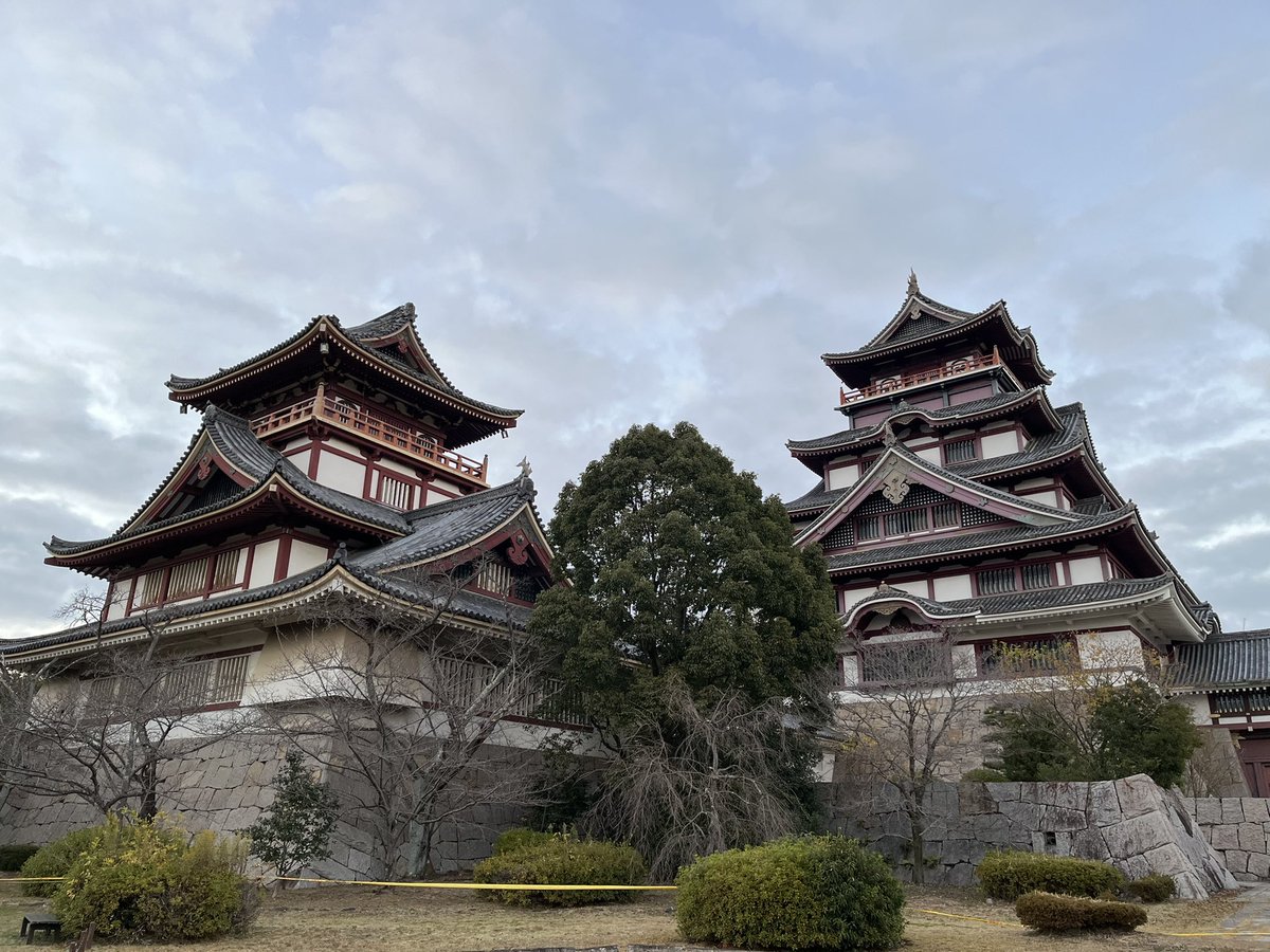 kyodai_sento's tweet image. 【銭湯紹介No.36】(本日の湯)
○鞍馬湯
伏見桃山城を見るついでに銭湯、いや銭湯へ行くついでに伏見桃山城を訪れたという方が正確か。

ここのお湯は軟水なのでお肌がつるつる、あがった後も体がぽかぽかする。

名前が鞍馬なのは、開業者が鞍馬天狗が好きだったからだそう。名前の由来は人それぞれ。