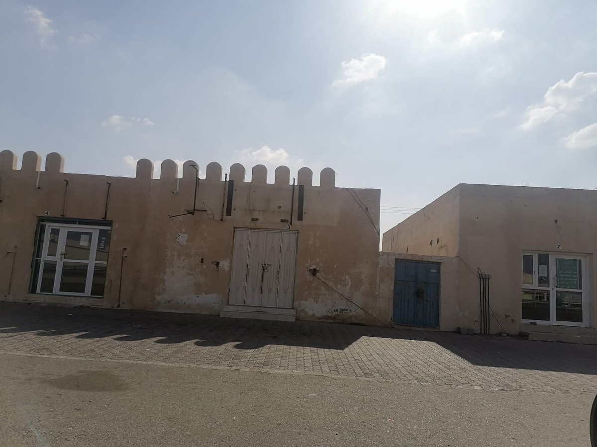 دكان #حميضة 
اقدم دكان في #محضة 
يبدوا ان الرؤية #الاقتصادية 
تقول اغلاق جميع محلات البقاله والخضروات في محضة و #البريمي 
اذا كانت كذلك فانتم تسيرون في الطريق الصحيح اغلق 50 بالمائه وستنجحون في اغلاق الباقي بنهايه العام القادم في ابعد تقدير