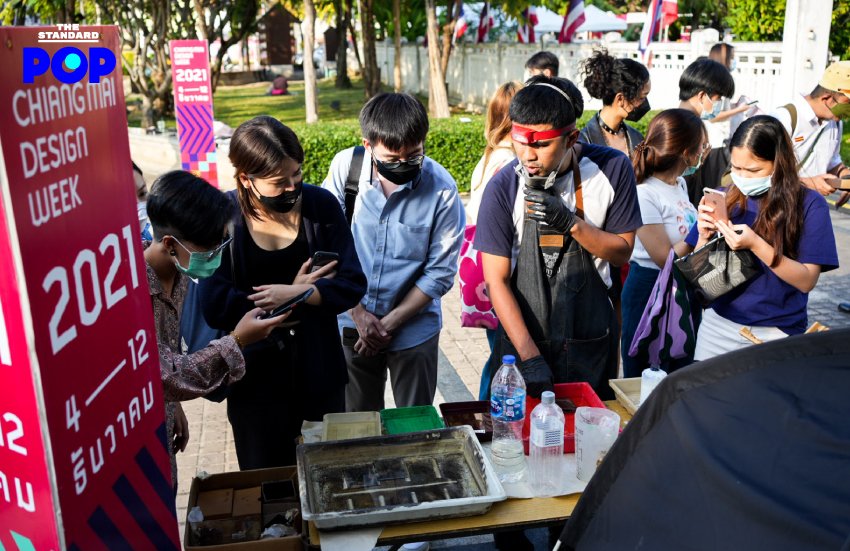 TheStandardPOP's tweet photo. หนึ่งกิจกรรมสร้างสรรค์ที่สร้างความสนุกสนานให้แก่งาน #ChiangmaiDesignWeek2021 ไม่น้อย เมื่อ ‘เนกาถีบ: Negative Film Lab’ กลุ่มคนรักภาพฟิล์มและการถ่ายภาพด้วยฟิล์มกระจก ยกกล้องถ่ายภาพโบราณมาตั้งให้ผู้สนใจเข้าไปพูดคุย และถ่ายรูปฟรีกัน

https://t.co/tcgn9tamiy

#TheStandardPop https://t.co/26xyOcPkLR