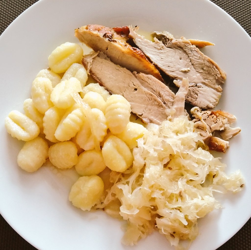 BakingCooking's tweet image. Sunday roast time 👩🏻‍🍳🍖🥔🍠🥬😋 Slow roasted pork with sauerkraut and mini potato dumplings 🌨️☃️❄️ #SundayRoast #cooking #homemade #homecooking #SundayBrunch #sundaymood #food #Foodie #roast #delicious #comfortfood #Advent2021 #FoodComaDreams