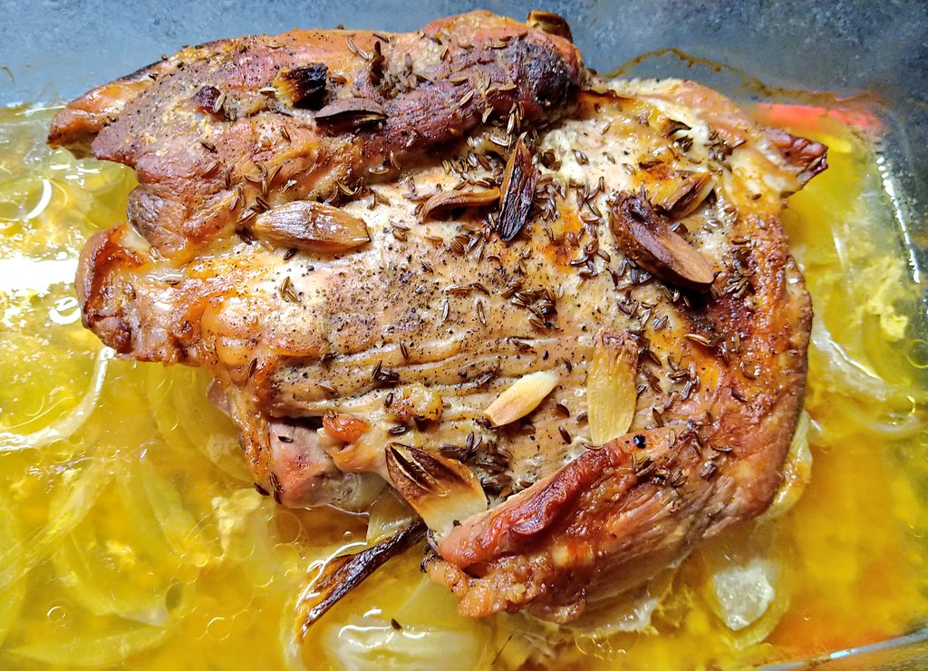 BakingCooking's tweet image. Sunday roast time 👩🏻‍🍳🍖🥔🍠🥬😋 Slow roasted pork with sauerkraut and mini potato dumplings 🌨️☃️❄️ #SundayRoast #cooking #homemade #homecooking #SundayBrunch #sundaymood #food #Foodie #roast #delicious #comfortfood #Advent2021 #FoodComaDreams