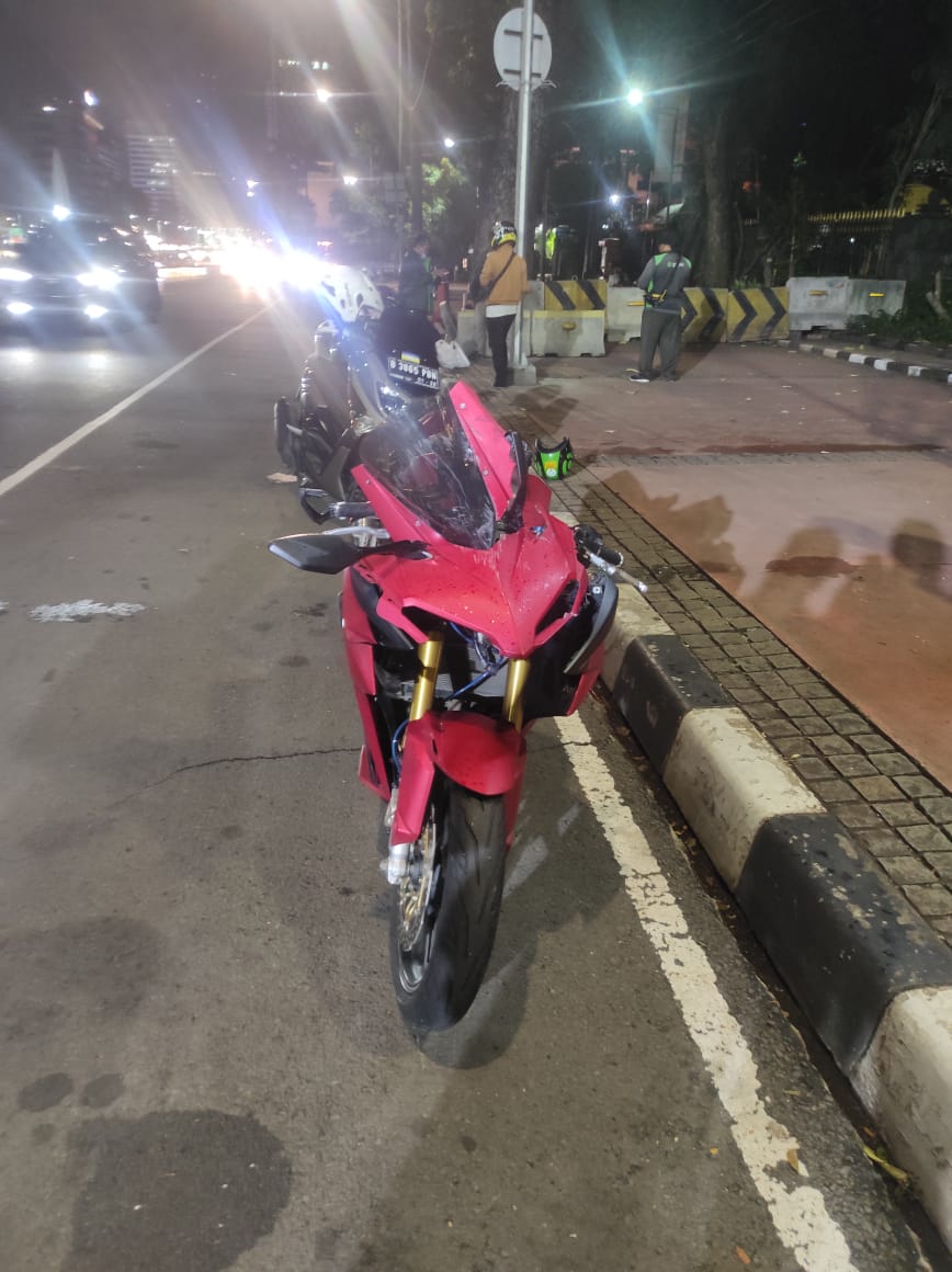 TMCPoldaMetro's tweet photo. 19.47 Terjadi out of control sepeda motor dgn plat Polisi BE-2267-HW menabrak sepeda motor B-6398-ZOV di Bundaran Air Mancur Monas Jakarta Pusat. https://t.co/WOYNtuHFW2