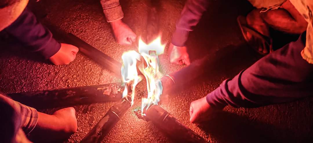 Kruene4's tweet photo. 'ရန်ကုန်သွေးတွေ မြေခနေပြီ၊ တပြည်လုံးသွေးတွေ ဆူပွက်ကြဟေ့'

Basic education students and youths in #Launglone Tsp paid tribute to the comrades who were killed in the violent crackdown in #Kyimyindaing Tsp.
#HelpMyanmarIDPs
#Dec5Coup 
#WhatsHappeningInMyanmar https://t.co/Nmzf2xeYdg